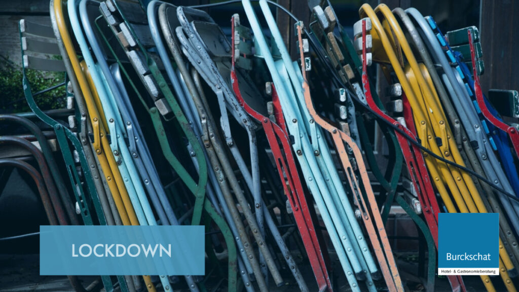 Bild mit Klappstühlen mit Text "Lockdown"